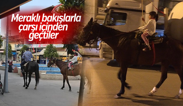 Meraklı Bakışlarla Çarşı İçinden Geçtiler