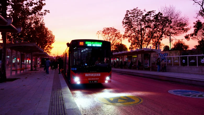 Metrobüslerde gece seferi başladı