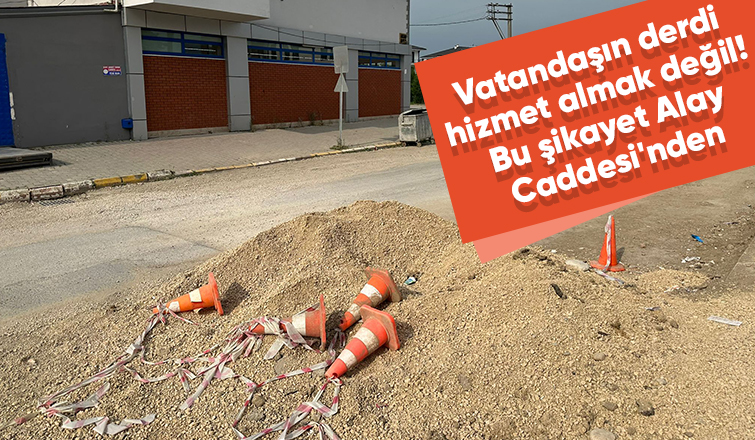 Mıcır yığını kaza riski oluşturuyor şikayeti