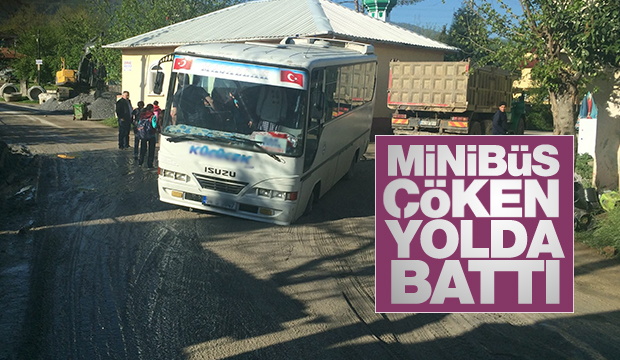 Minibüs Çöken Yolda Battı