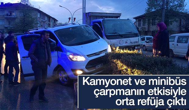 Minibüs ile Kamyon Çarpıştı