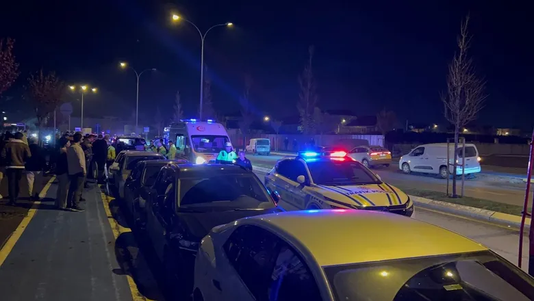 Minibüs otomobile çarptı: Domino etkisi ile 5 araç hasar gördü, yaralılar var