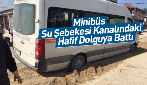 Minibüs Su Şebekesi Kanalındaki Hafif Dolguya Battı