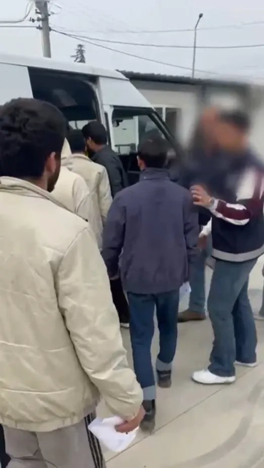 Minibüste 13 Afgan ve Pakistanlı kaçak yakalandı