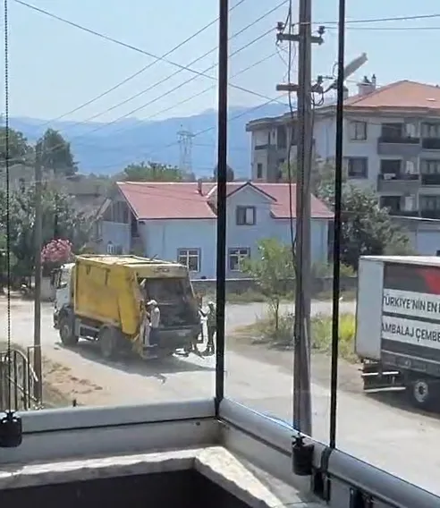 Minik Yuşa'nın Büyük Sevgisi: Çöp Kamyonu Gelince Heyecan Tavan Yapıyor