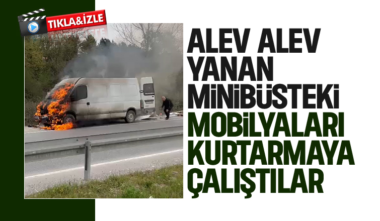 Mobilya malzemesi yüklü minibüs alev alev yandı