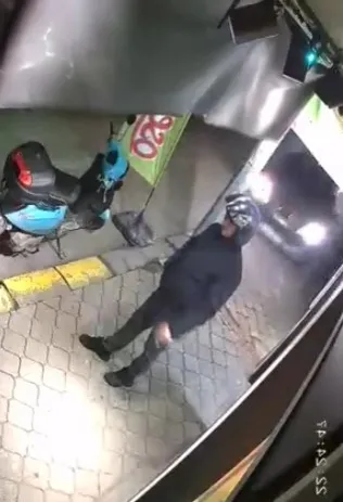 Moto kurye direk sayesinde hayatta kaldı; İşte o anlar