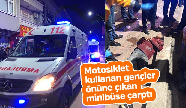 Motosiklet kullanan gençler önüne çıkan minibüse çarptı