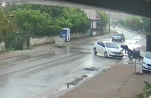 Motosikletli kadının yaralandığı kaza kamerada