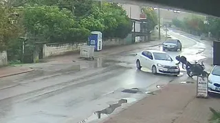 Motosikletli kadının yaralandığı kaza kamerada