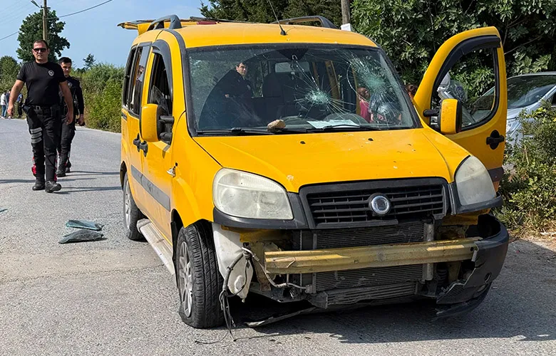 Motosikletlinin öldüğü kazada mahalleli aracı taşladı
