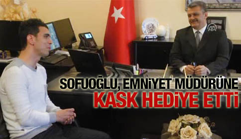Sofuoğlu, Emniyet Müdürüne Kask Hediye Etti