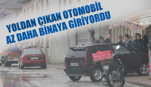 Kaza Sonrası Yoldan Çıkan Otomobil Bina Kapısına Çarptı 