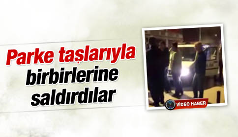 Parke Taşlarıyla Birbirlerine Saldırdılar