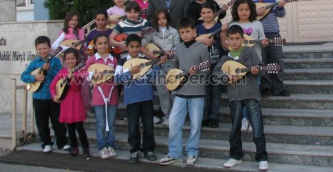 MANDOLİN ÖĞRENİYORLAR