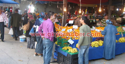 Arefe Günü Açılan Pazaryeri Esnafı İkiye Böldü