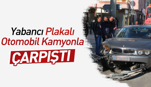 Yabancı Plakalı Otomobil Kamyonla Çarpıştı