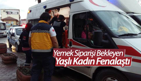 Yemek Siparişi Bekleyen Yaşlı Kadın Fenalaştı