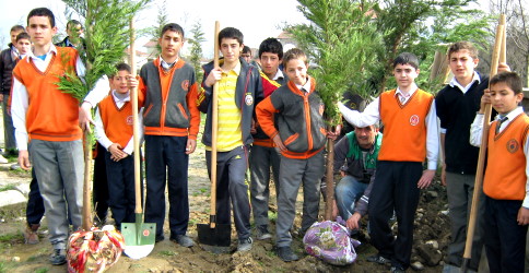 Cumhuriyet İlköğretim Okulunda Fidan Dikimi
