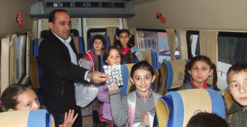 Öğrencilere Kitap Hediye Etti