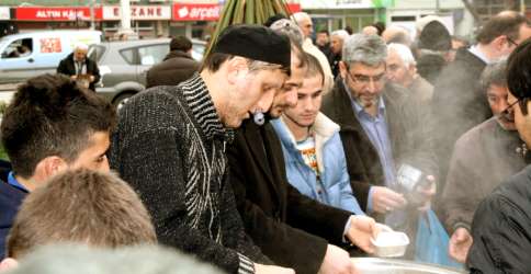 Cuma Namazı Çıkışında Helva Dağıtıldı