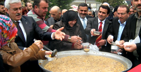 Akp Kadın Kolları Aşure Dağıttı