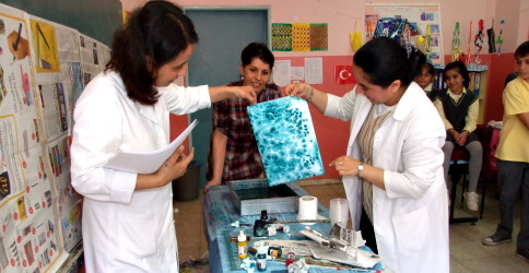 ÖĞRENCİLERE EBRU SANATINI ÖĞRETİYOR