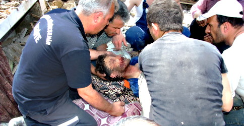 Duvarın Altında Kalan Vatandaş Ağır Yaralandı