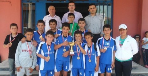 İNÖNÜ İLKÖĞRETİM OKULU YİNE ŞAMPİYON