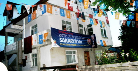 Evini AKP Bayrakları İle Donattı!