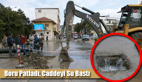 Boru patladı, caddeyi su bastı!