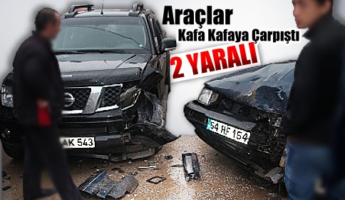 İki Araç Kafa Kafaya Çarpıştı