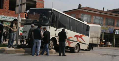 Mudurnu Caddesinde Maddi Hasarlı Kaza