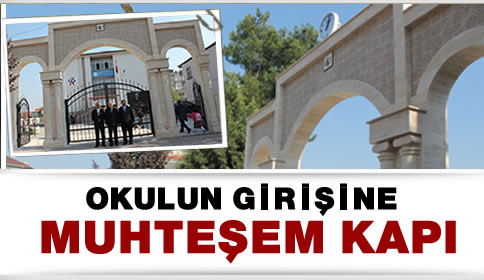 Okulun Girişine Muhteşem Kapı