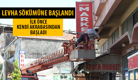 Tehlike Oluşturan Tabelalar Sökülüyor ! İlk Önce Akrabasından Başladı