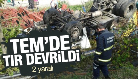 TEM otoyolunda TIR devrildi: 2 yaralı