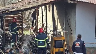 Odunluk yangını eve sıçramadan söndürüldü