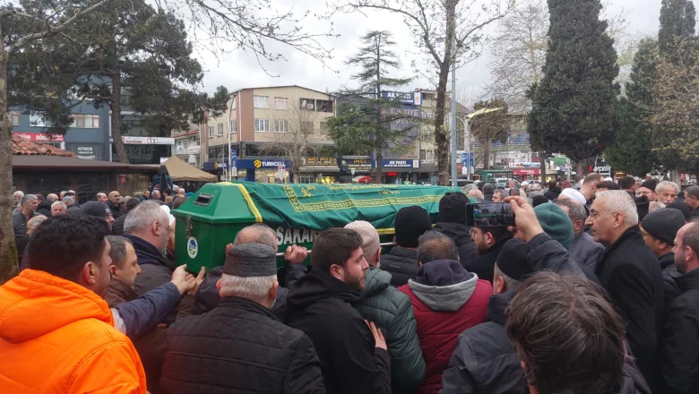 Oğlu tarafından ölü bulunmuştu. Son yolculuğuna uğurlandı.