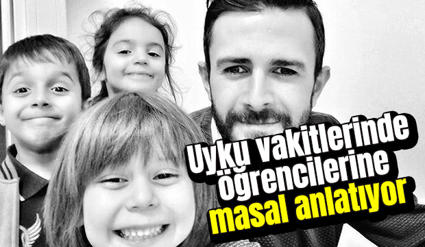 Öğrencilerine masal anlatıyor