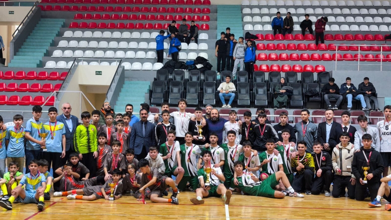Okul Sporları Futsal Müsabakalarında ödüller verildi