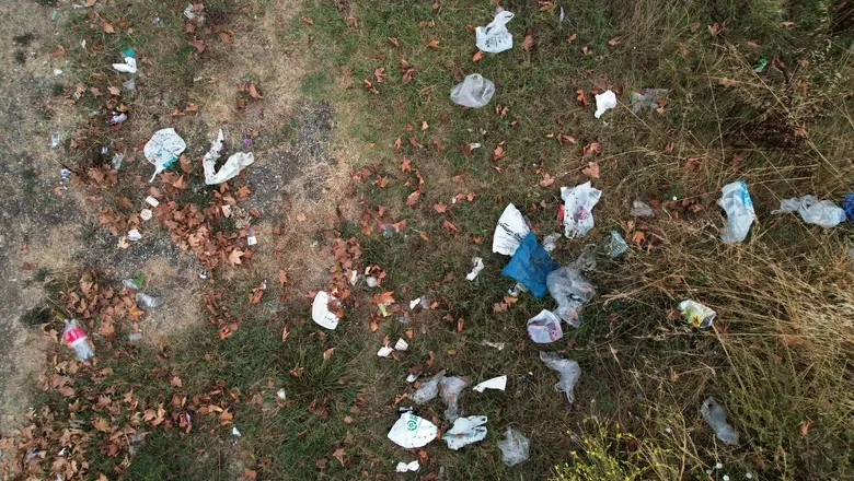 olan Sapanca Gölü’nün yanı başındaki park çöplüğe döndü