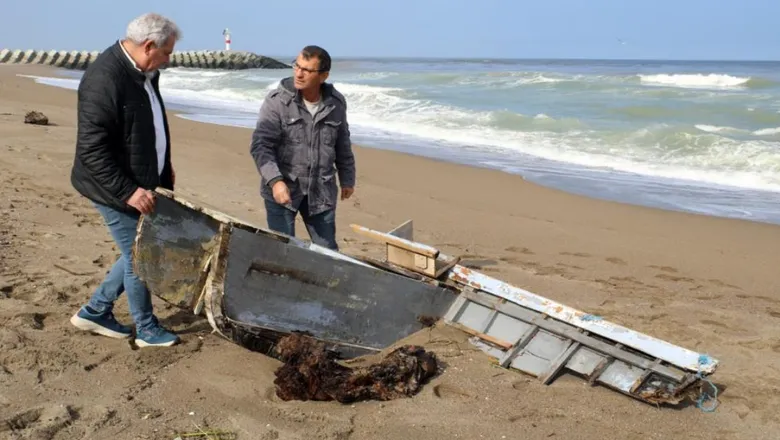 Ölen balıkçının parçalanan teknesi kıyıya vurdu