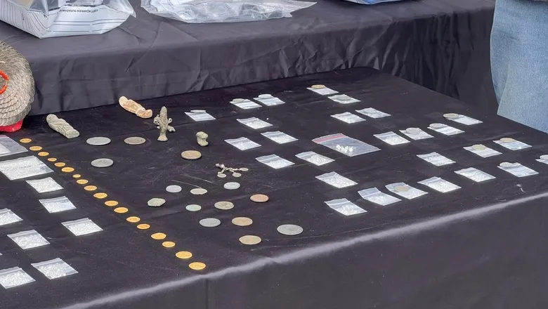 Operasyonda ele geçirilen pırlantalar sergilendi