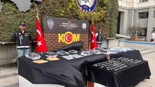 Operasyonda ele geçirilen pırlantalar sergilendi