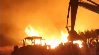 Orman yangınında otomobil ve traktör alevlerin arasında kaldı