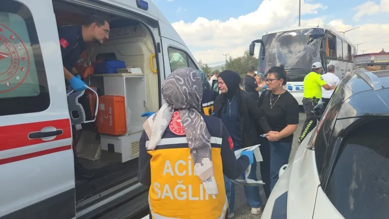 Otobüs çapa taşıyan tıra çarptı; yaralılar var