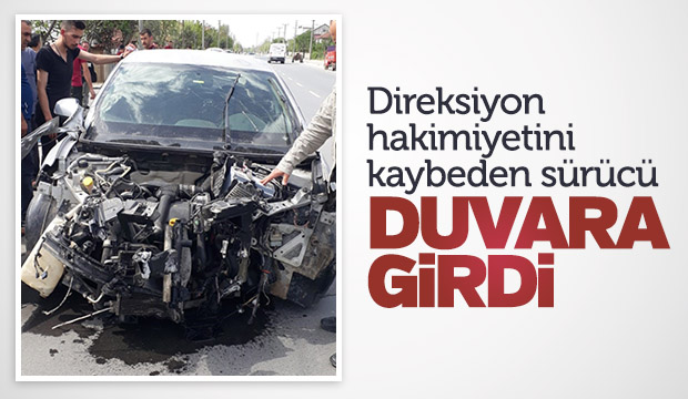 Otomobil Bahçe Duvarına Girdi