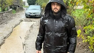 Otomobil dev çukura gömüldü