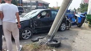 Otomobil direğe saplandı; Sürücü yaralı
