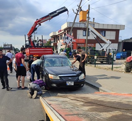 Otomobil direğe saplandı; Sürücü yaralı